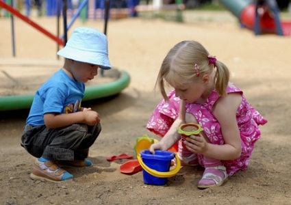 дети играют на детской площадке, игры во дворе, игры на детской площадке, дети играют
