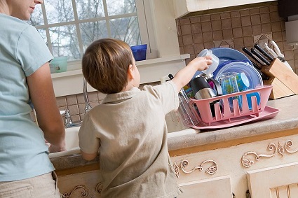 ребенок моет посуду, ребенок помогает по дому, мальчик