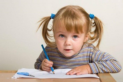 девочка рисует, девочка пишет