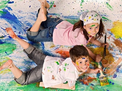 мальчик и девочка, дети рисуют, дети и краски