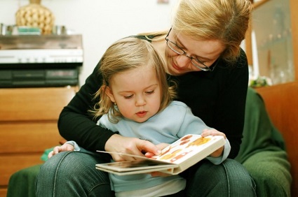 мама с ребенком читают