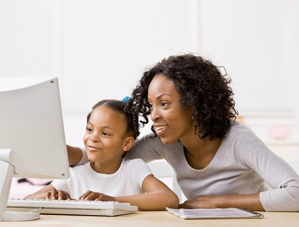 мама с ребенком за компьютером