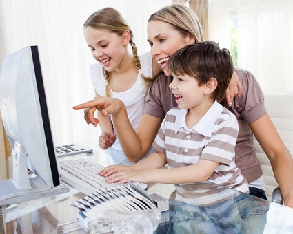семья за компьютером, мама с детьми