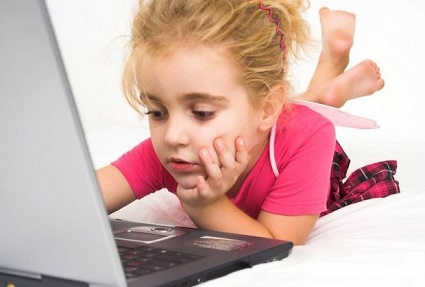 ребенок играет на компьютере