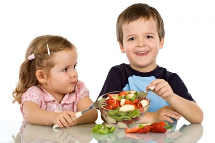 дети и правильное питание, ребенок ест овощи, ребенок ест фрукты