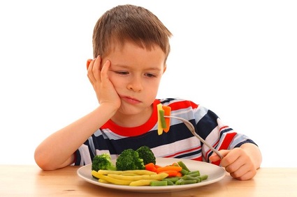 ребенок за столом, ребенок плохо ест, ребенок не хочет есть