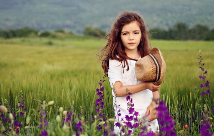 девочка на лугу, девочка на природе, девочка и цветы