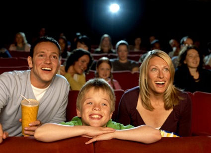 ребенок в кинотеатре, семья в кинотеатре