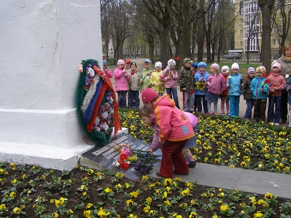 дети возлагают цветы к памятнику