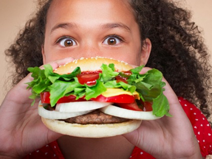 ребенок ест гамбургер