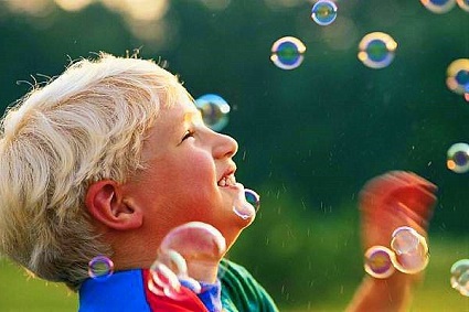 ребенок и мыльные пузыри, ребенок смеется, счастливый ребенок