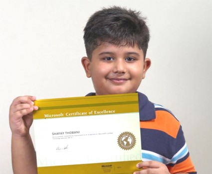 мальчик держит в руке сертиффикат