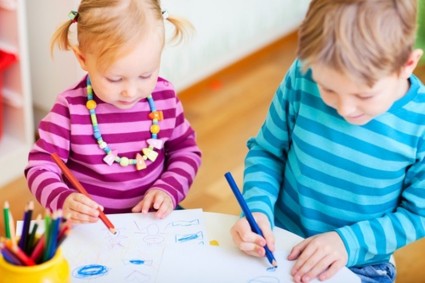 две девочки рисуют карандашами