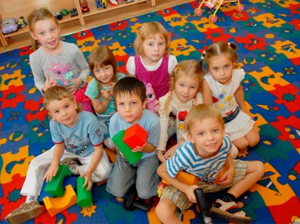 маленькая группа детей в детском саду