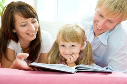 родители читают с ребенком