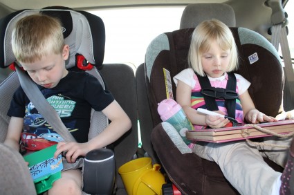 Дети в машине в детских автомобильных креслах