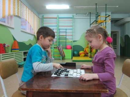 Дети играют в шашки