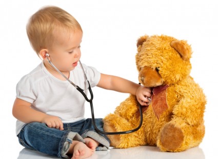 мальчик играет с медведем в больницу