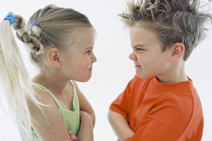 Сердитые мальчик и девочка выясняют отношения