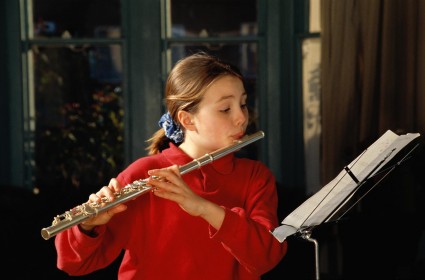 Девочка играет на флейте