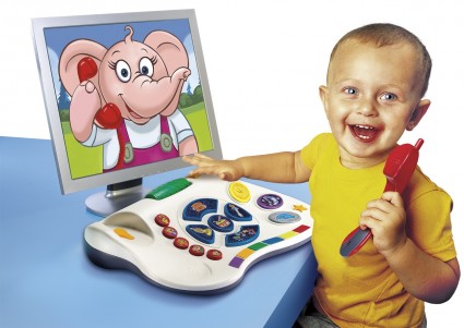 мальчик играет с детским компьютером