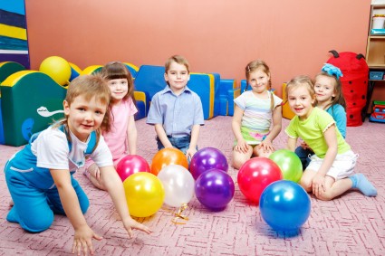 Дети с разноцветными мячами
