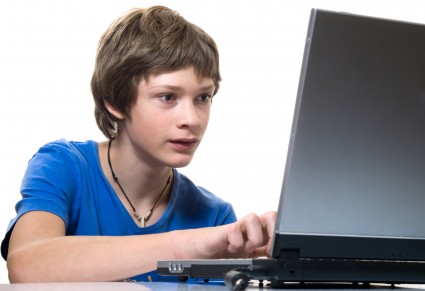 Мальчик у компьютера