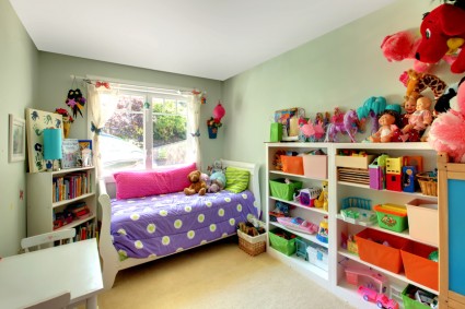 детская комната со стеллажами игрушек
