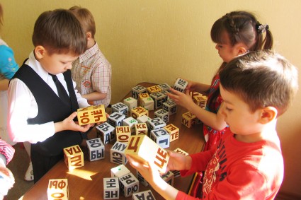 Дети играют в кубики
