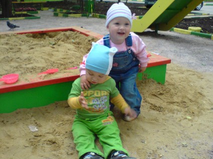 Малыши в песочнице