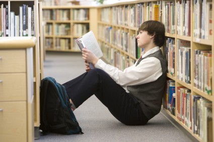 Подросток в библиотеке