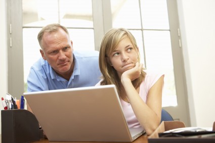 Отец и дочь у ноутбука