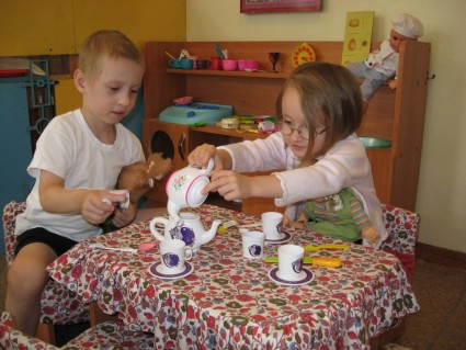 Дети играют в чаепитие