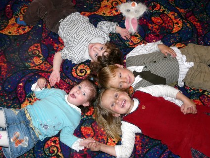 Дети веселятся на ковре