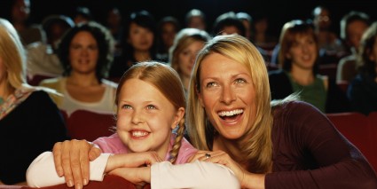 Мама с дочкой в зрительном зале
