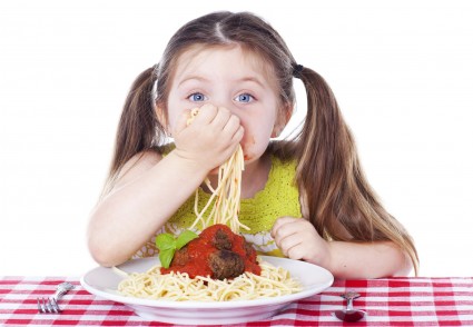 Девочка ест спагетти рукой