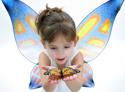 Девочка в костюме бабочки и с бабочкой