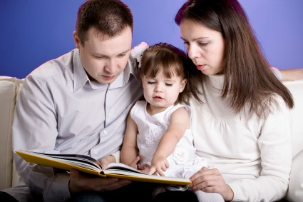 Родители читают дочке книжку