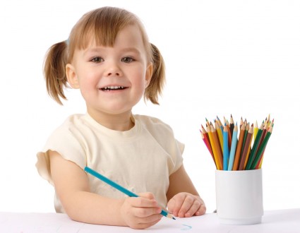 Девочка с карандашами