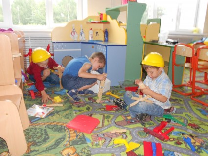 Дети играют в строителей