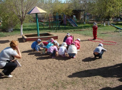 Дошкольники играют в игру «Зайцы и волк»