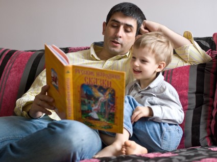 Папа читает сыну сказки