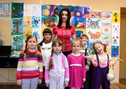Воспитатель и дошкольники в детском саду