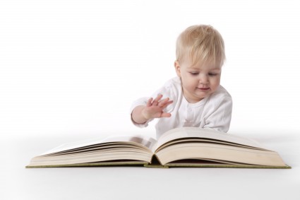 Малыш к гигансткой книгой
