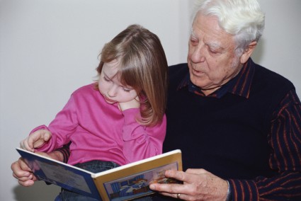 Дедушка читает внучке