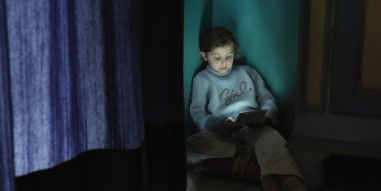 Девочка с компьютером в темноте