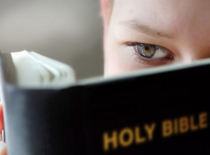 Мальчик читает Библию