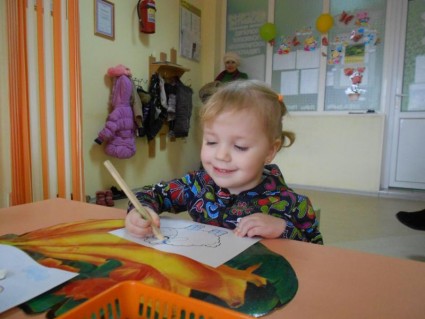 Девочка рисует