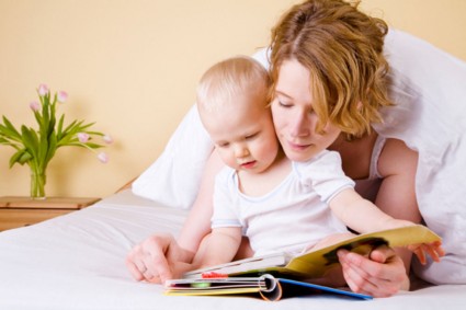Малыш с мамой читает книжки