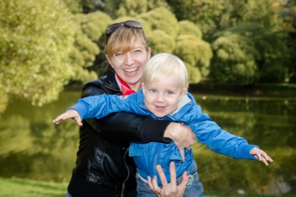 Мальчик с мамой на фоне пруда